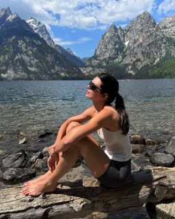 Kendall Jenner feet photo thumbnail