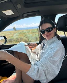Kendall Jenner feet photo thumbnail