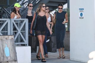 Kendall Jenner feet photo thumbnail