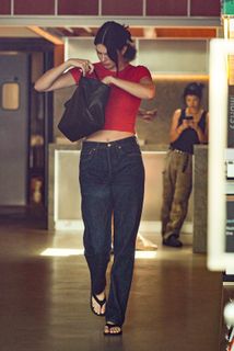 Kendall Jenner feet photo thumbnail