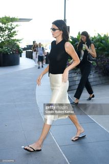 Kendall Jenner feet photo thumbnail