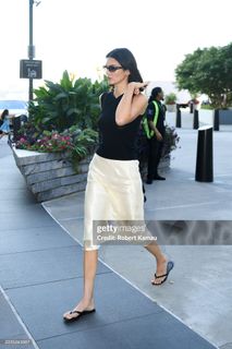 Kendall Jenner feet photo thumbnail