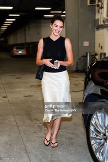 Kendall Jenner feet photo thumbnail