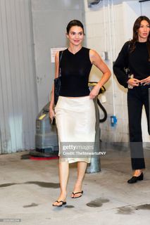 Kendall Jenner feet photo thumbnail