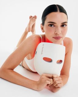 Kendall Jenner feet photo thumbnail