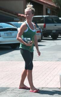 Kendra Wilkinson feet photo thumbnail