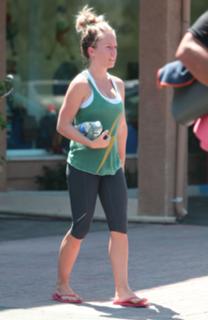 Kendra Wilkinson feet photo thumbnail