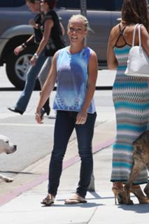 Kendra Wilkinson feet photo thumbnail