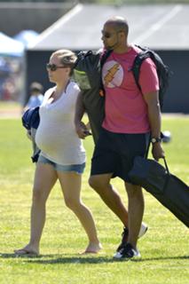 Kendra Wilkinson feet photo thumbnail