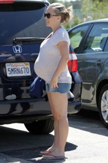 Kendra Wilkinson feet photo thumbnail