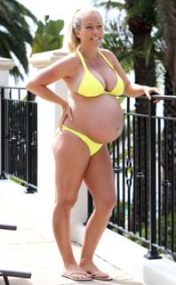 Kendra Wilkinson feet photo thumbnail