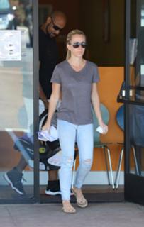 Kendra Wilkinson feet photo thumbnail
