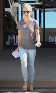 Kendra Wilkinson feet photo thumbnail