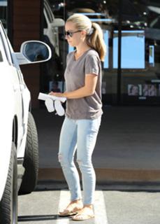 Kendra Wilkinson feet photo thumbnail