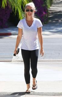 Kendra Wilkinson feet photo thumbnail