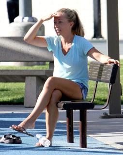Kendra Wilkinson feet photo thumbnail