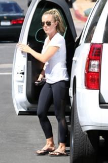 Kendra Wilkinson feet photo thumbnail