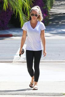 Kendra Wilkinson feet photo thumbnail