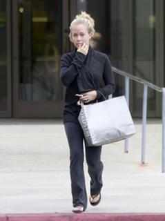 Kendra Wilkinson feet photo thumbnail