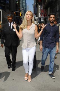 Kendra Wilkinson feet photo thumbnail