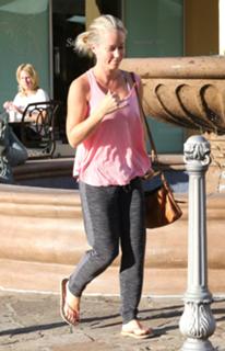 Kendra Wilkinson feet photo thumbnail