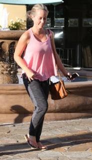 Kendra Wilkinson feet photo thumbnail