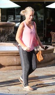 Kendra Wilkinson feet photo thumbnail
