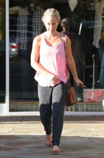 Kendra Wilkinson feet photo thumbnail