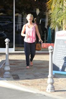 Kendra Wilkinson feet photo thumbnail