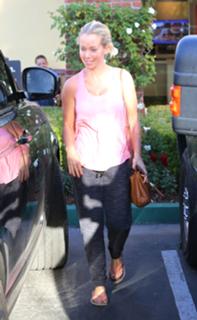 Kendra Wilkinson feet photo thumbnail