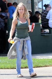 Kendra Wilkinson feet photo thumbnail