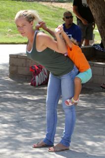 Kendra Wilkinson feet photo thumbnail