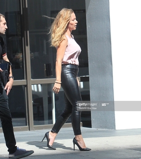 Kendra Wilkinson feet photo thumbnail