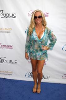 Kendra Wilkinson feet photo thumbnail
