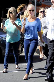 Kendra Wilkinson feet photo thumbnail