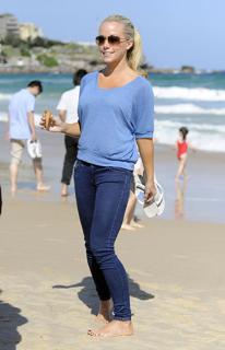 Kendra Wilkinson feet photo thumbnail