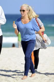Kendra Wilkinson feet photo thumbnail