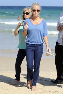 Kendra Wilkinson feet photo thumbnail