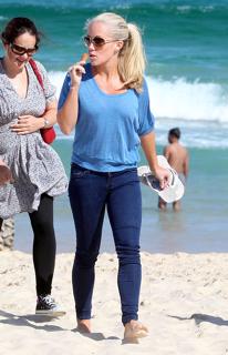Kendra Wilkinson feet photo thumbnail