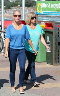 Kendra Wilkinson feet photo thumbnail