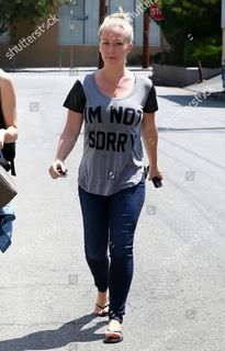 Kendra Wilkinson feet photo thumbnail