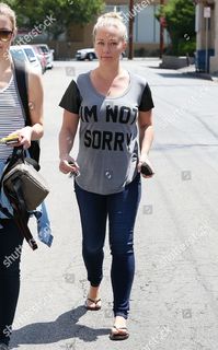 Kendra Wilkinson feet photo thumbnail