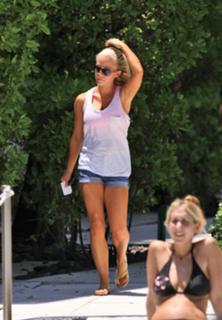Kendra Wilkinson feet photo thumbnail