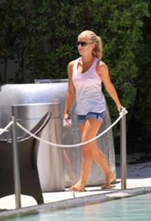 Kendra Wilkinson feet photo thumbnail