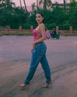 Kenia Os feet photo thumbnail