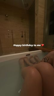 Kenia Os feet photo thumbnail