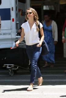 Keri Russell feet photo thumbnail
