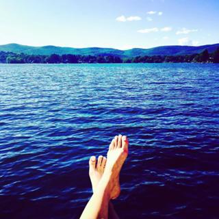 Kerry Bishé feet photo thumbnail