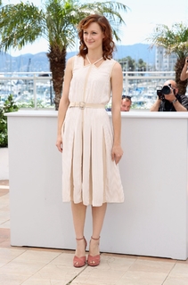 Kerry Bishé feet photo thumbnail