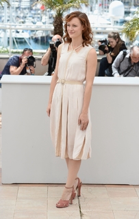 Kerry Bishé feet photo thumbnail